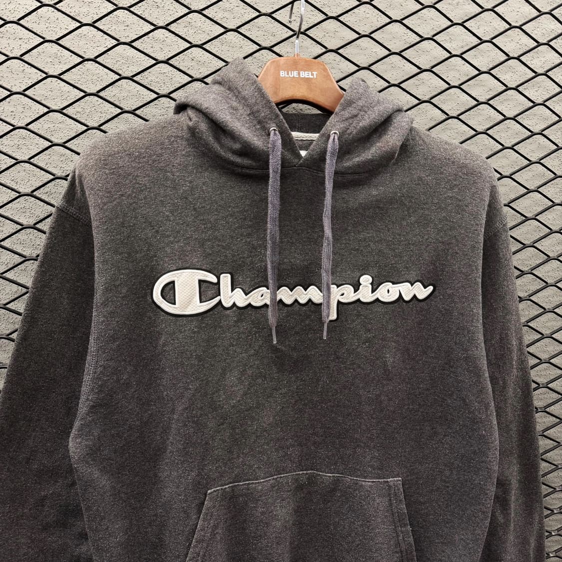 챔피온 레터링 후드티 엠보싱 로고 라벨 패치 디테일 차콜 상품이미지4