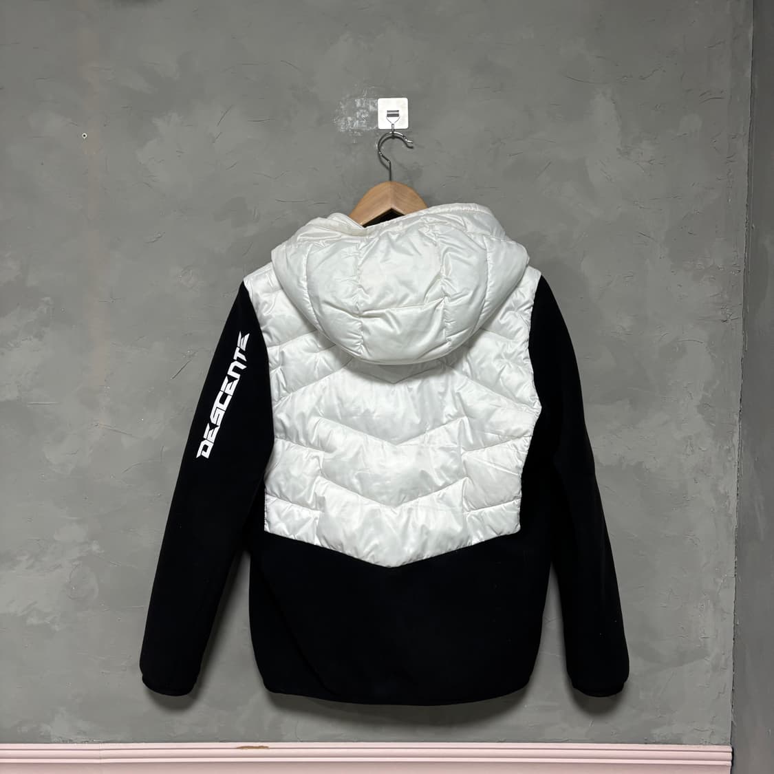 데상트 퀄팅 하이브리드 패딩 플리스 자켓 화이트 상품이미지4