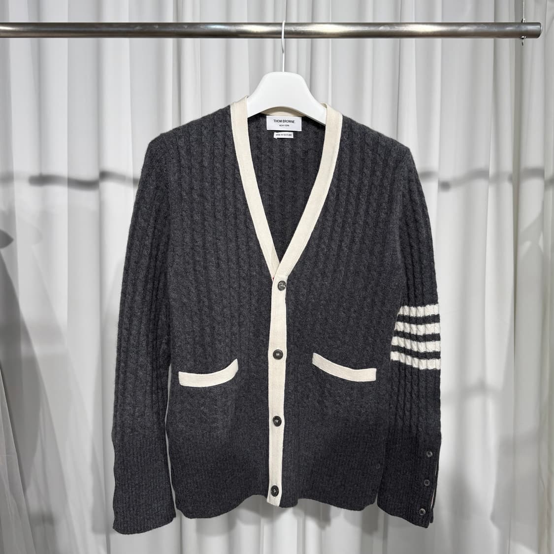 (4) 톰브라운 캐시미어 사선 브이넥 가디건 상품이미지2