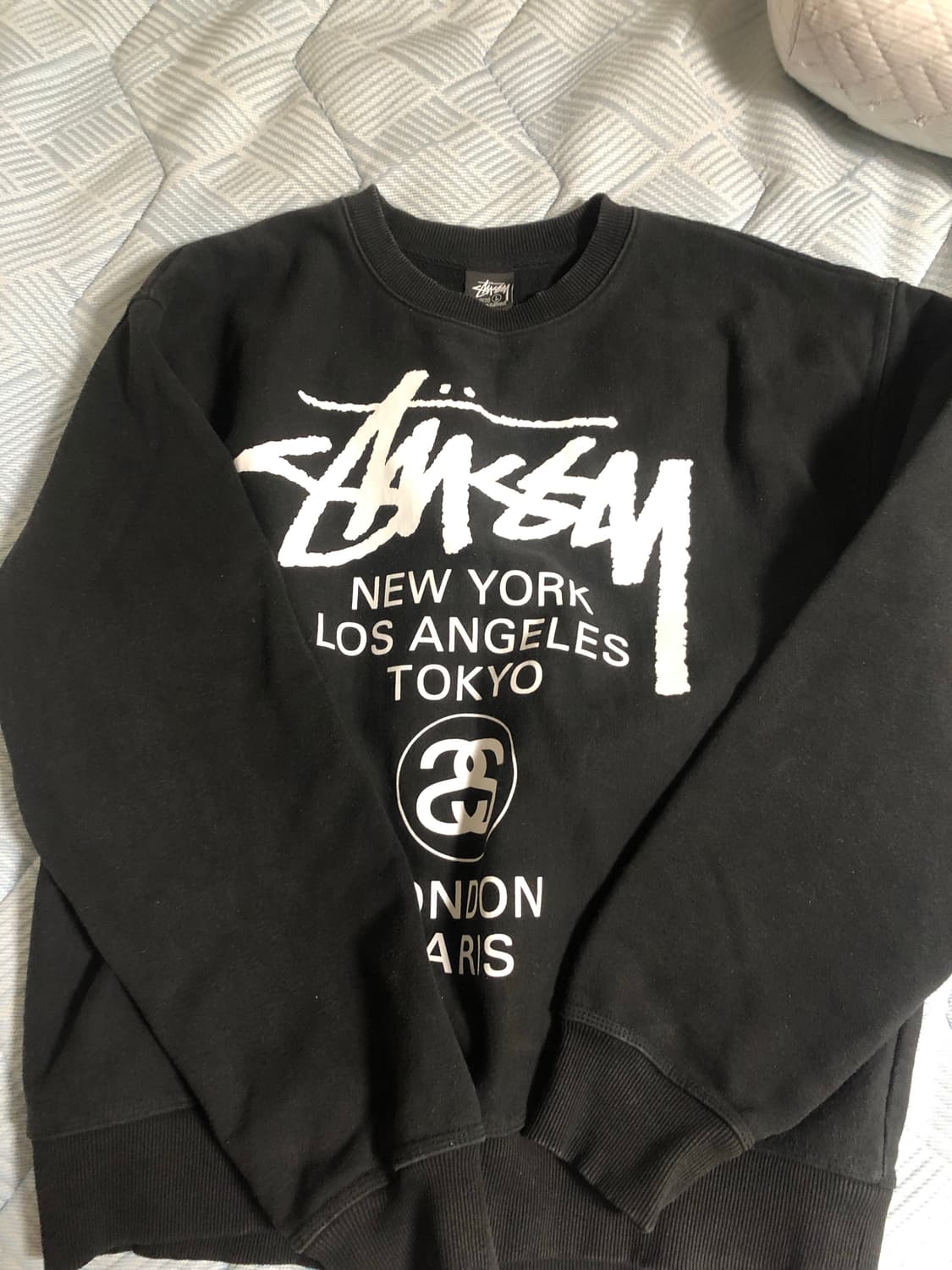 스투시 월드투어 맨투맨 2023 상품이미지1