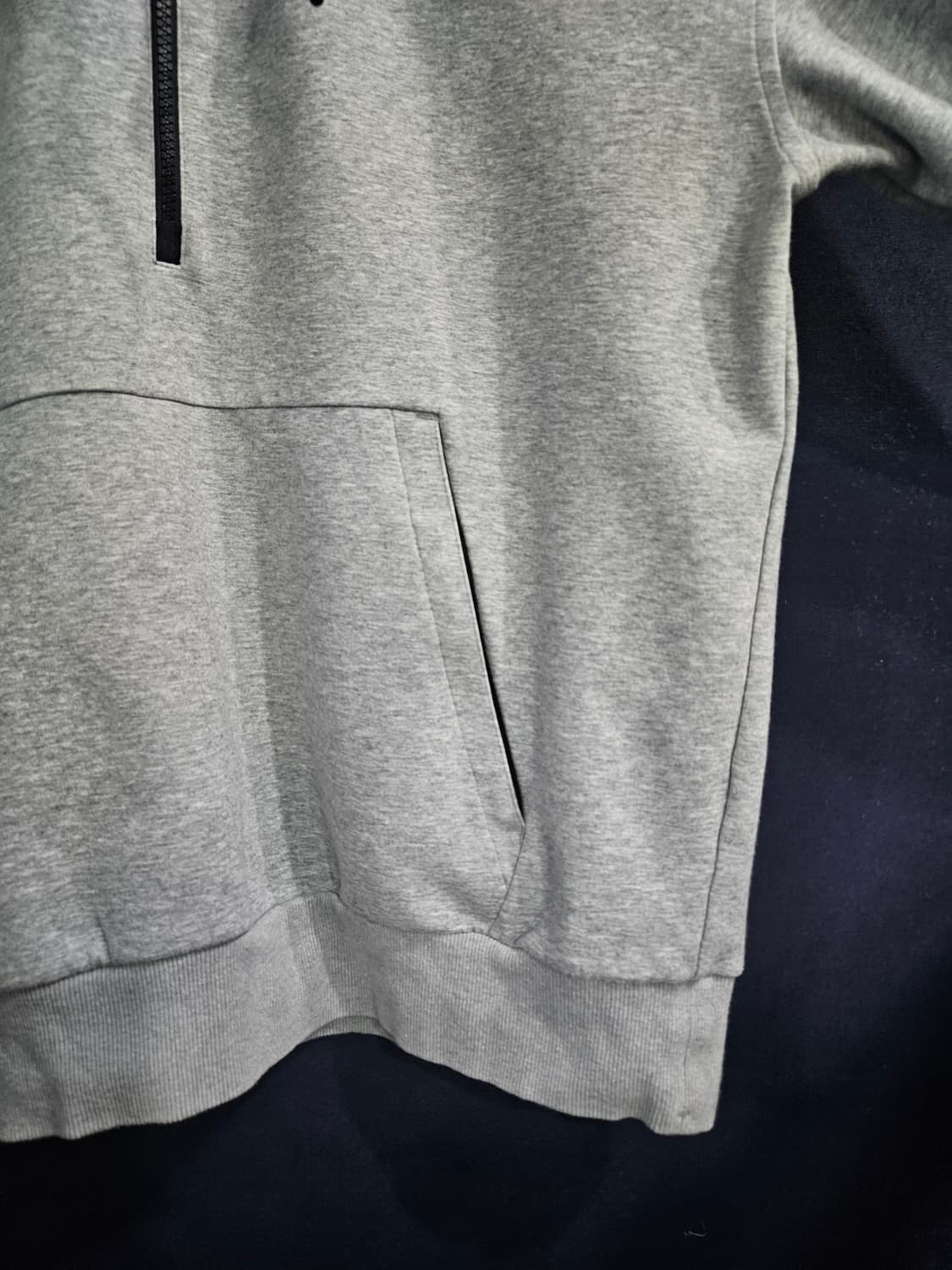 디스커버리 라이트그레이 남성 세미오버핏 95 반집업 포켓 후드티  상품이미지6