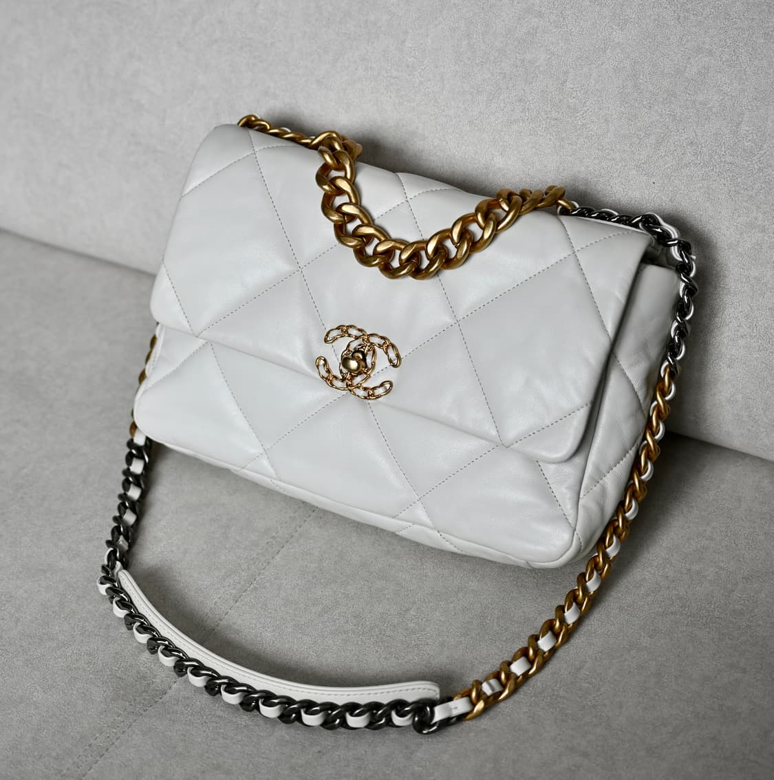 샤넬 19백 화이트 숄더백 금장 체인 상품이미지2
