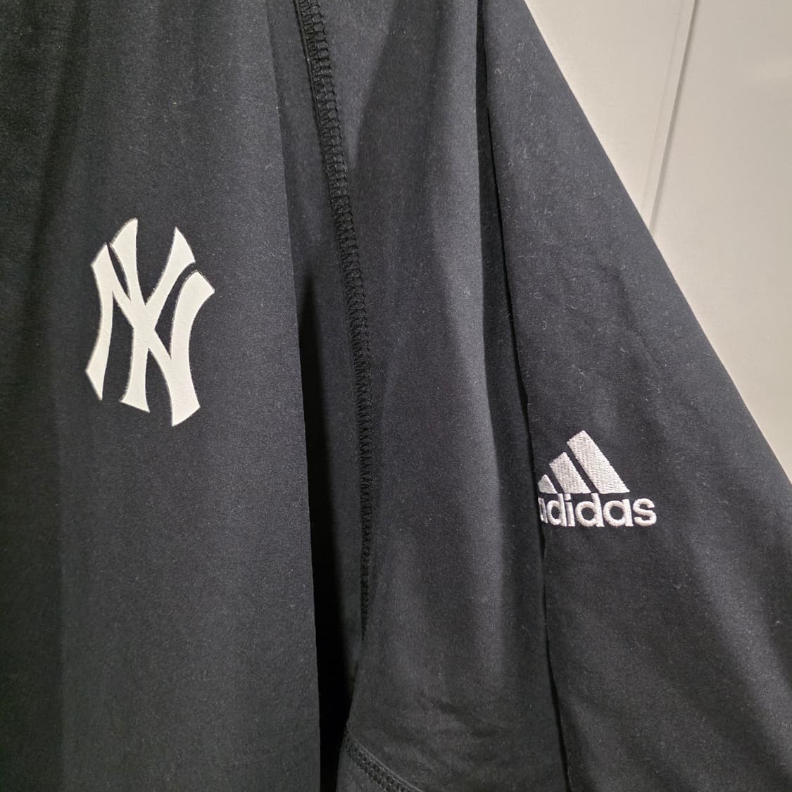 아디다스 뉴욕 양키스 브이넥 웜업 풀오버 상품이미지2