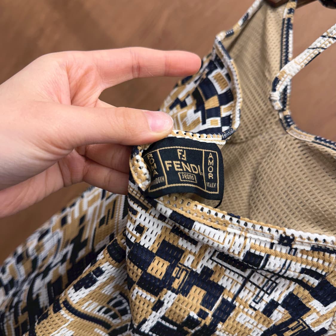 펜디 홀터넥 미디 원피스 스퀘어 그래픽 패턴 디테일 레귤러핏 베이지 상품이미지7