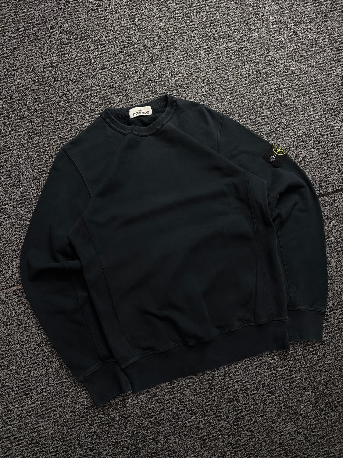 스톤아일랜드 와펜 미니멀 스웻 크루넥 스웻 셔츠 1938 상품이미지1