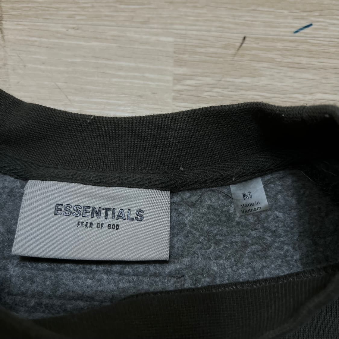 에센셜 피어오브갓 로고 기모 맨투맨 [카키] M/95 상품이미지5