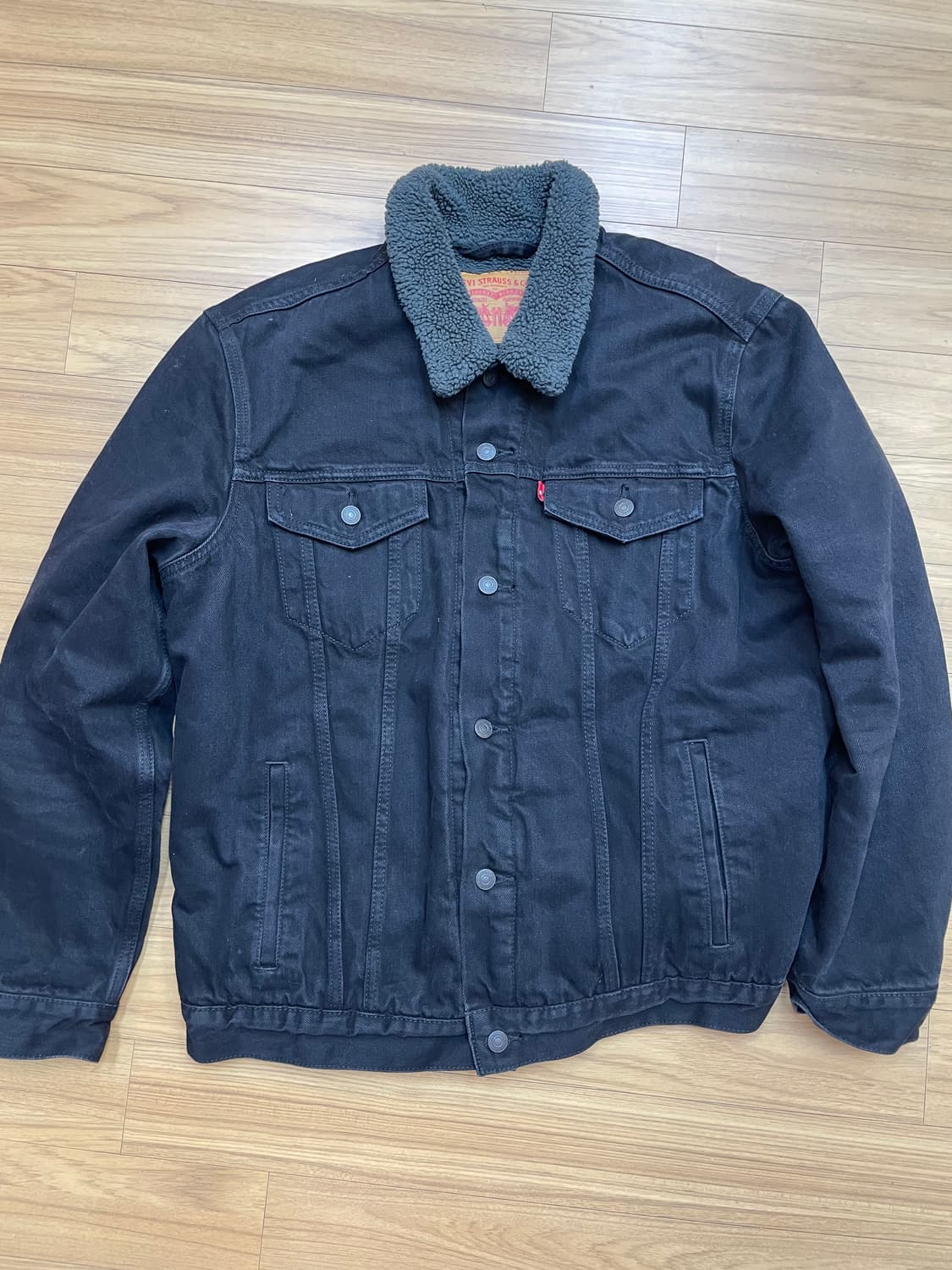 리바이스 블랙 쉐르파 트러커 자켓 XL사이즈 판매합니다. 블랙 색상이라  상품이미지1