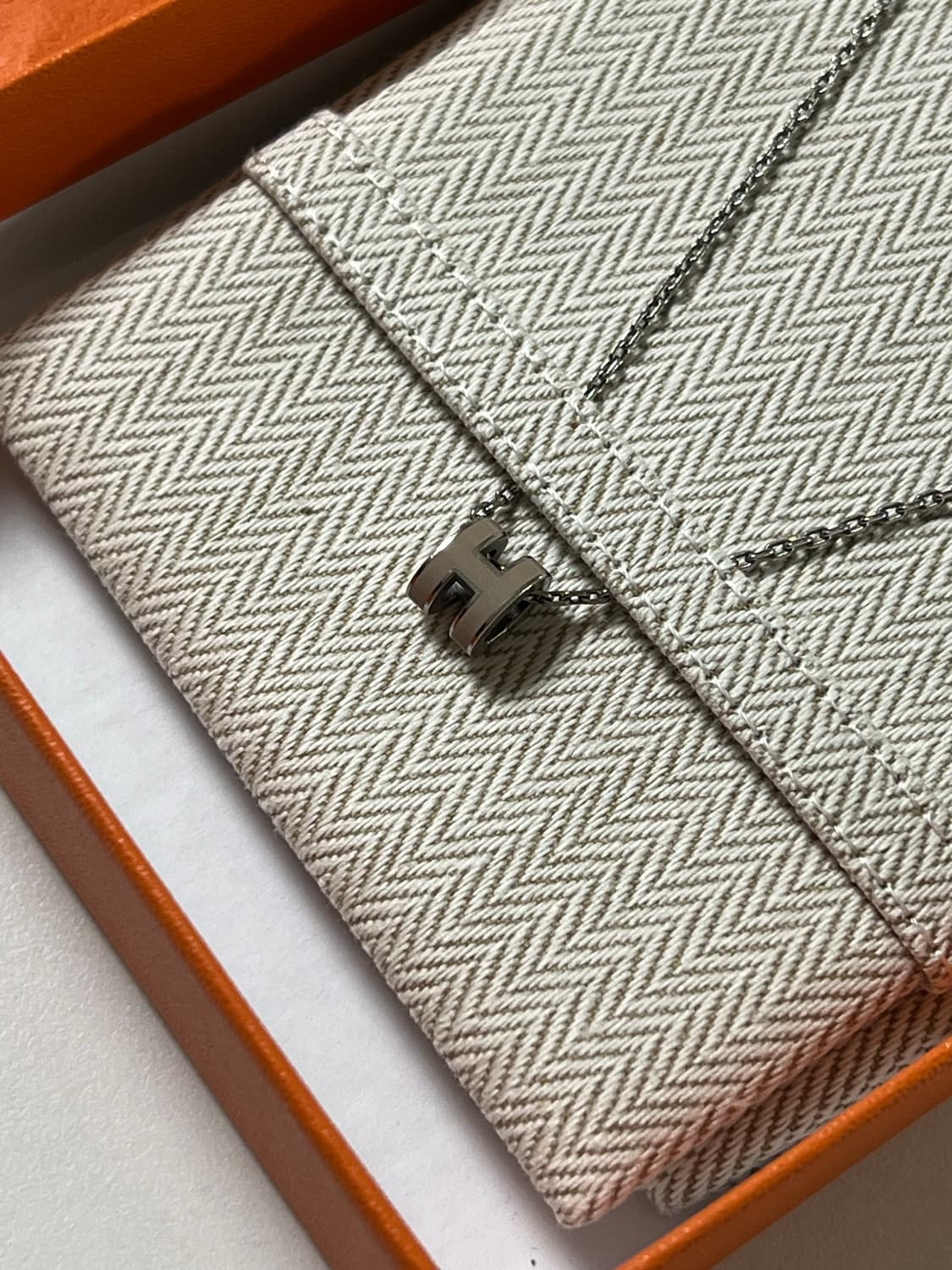 [정품] 에르메스 팝아슈 미니 펜던트 팔라듐 하드웨어 & 마롱 글라세 상품이미지3