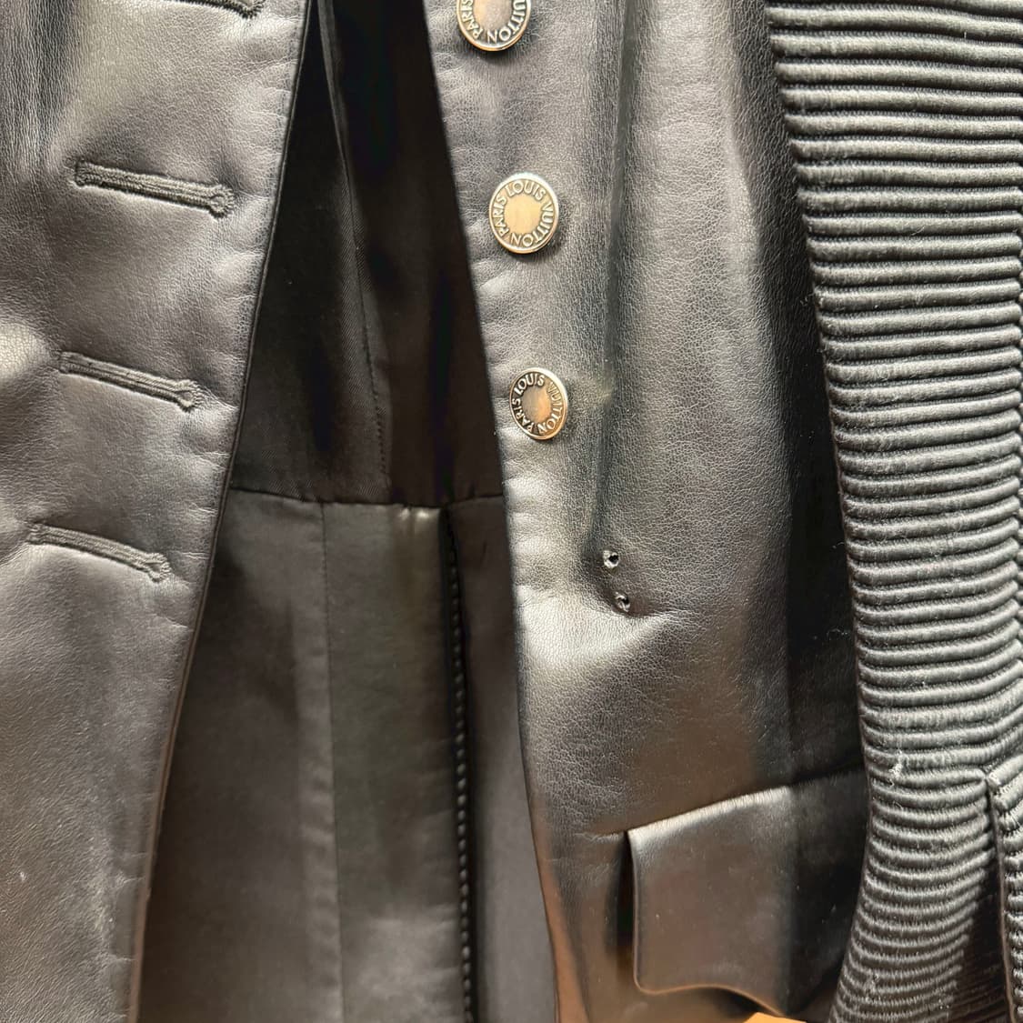 루이비통 자켓 레이어드 후크 여밈 페이크 버튼 디테일 슬림핏 블랙 상품이미지8