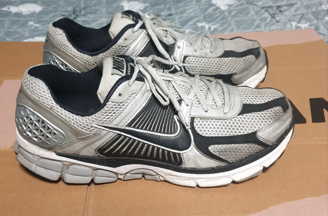 나이키 줌보메로5 메탈릭실버 블랙 (300) 상품이미지2