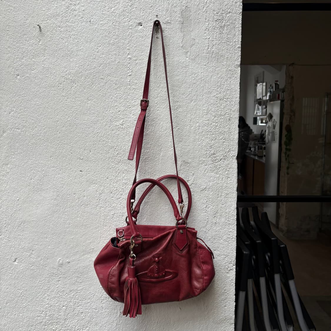 비비안웨스트우드 엠보싱 로고 태슬 버건디 레더 투웨이백 상품이미지3