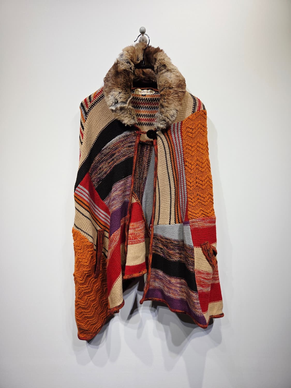 써스데이 아일랜드 에스닉 니트 퍼 케이프_90 상품이미지2