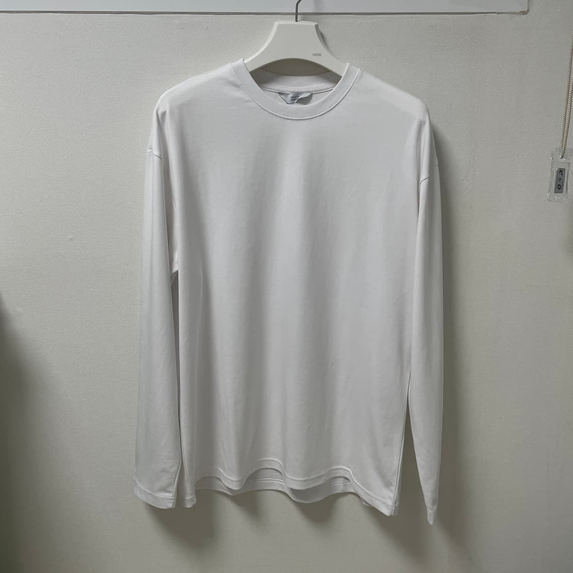 (새상품) 리우아 베네피셜 하이코튼 플러스 세미오버핏 긴팔티 화이트 L 상품이미지1