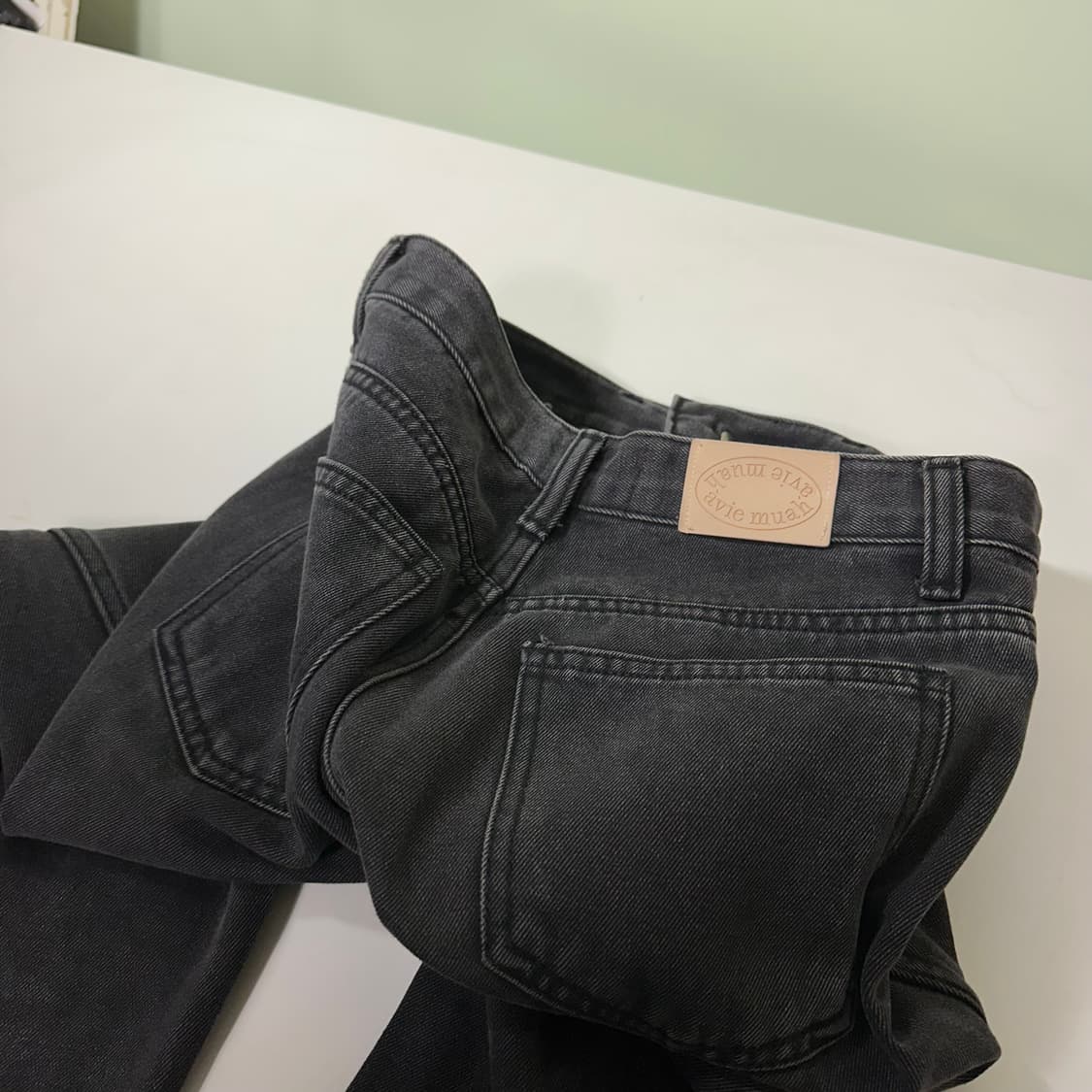 우먼S avie muah 아비에무아 빈티지블랙 워시드 슬림핏 데님팬츠 상품이미지1