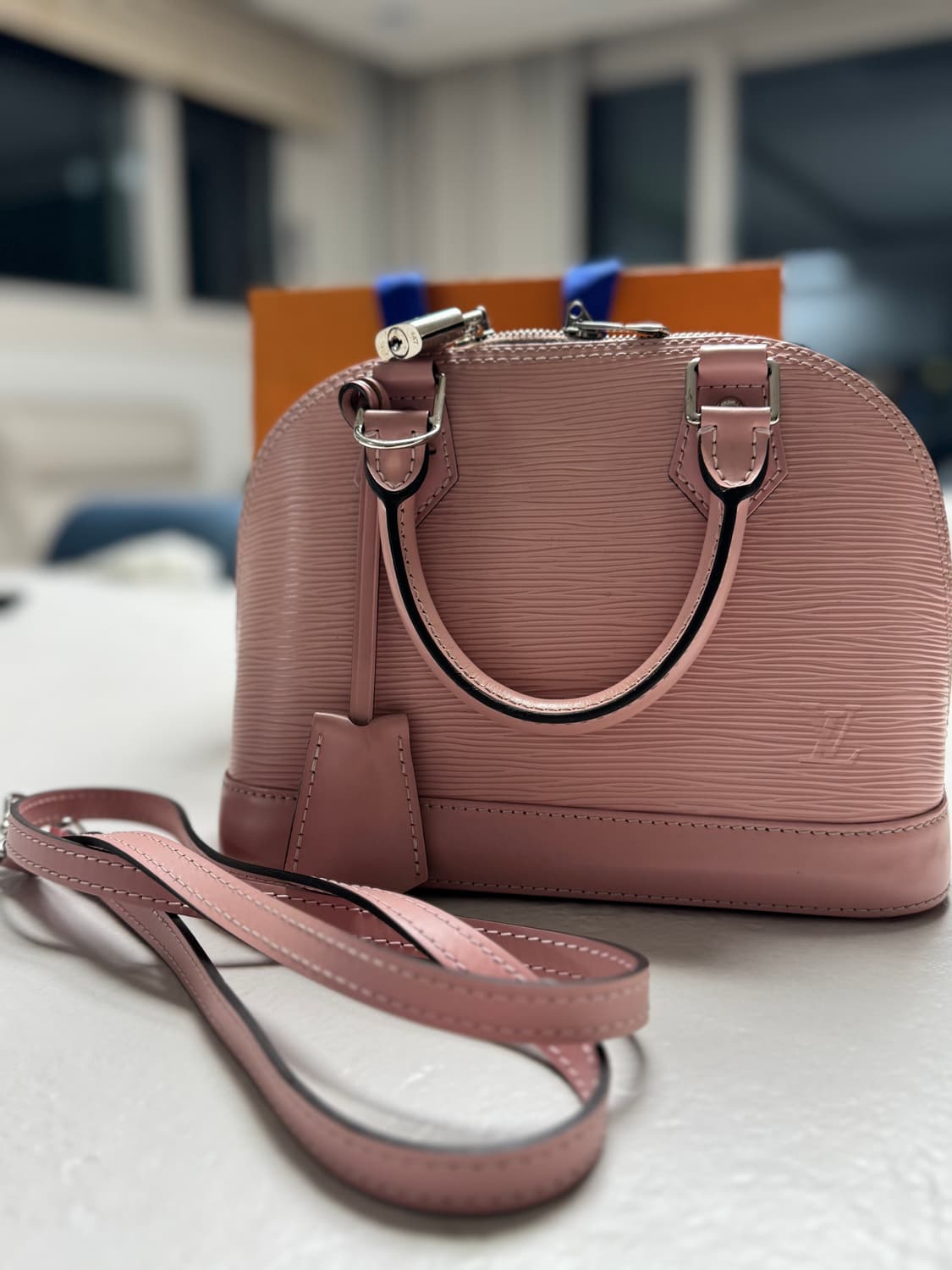 루이비통 알마 BB 에삐 핑크 토트백 상품이미지7