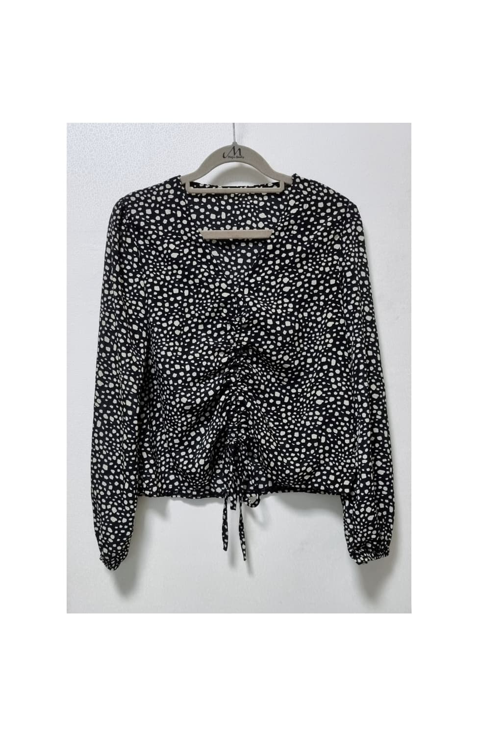 블랙 셔링 블라우스 상품이미지1