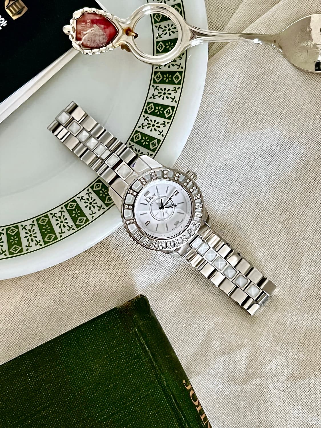 디올 화이트 크리스탈 다이아 베젤 시계  / 정품감정 . 케어 상품이미지6