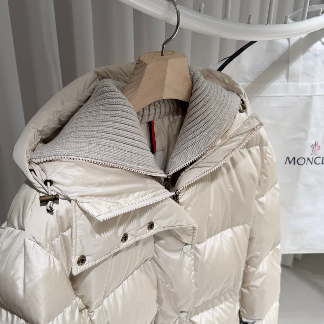 (A+/1) / 26년형 신상 몽클레어 샤머 롱패딩 자켓 오프 화이트 상품이미지4