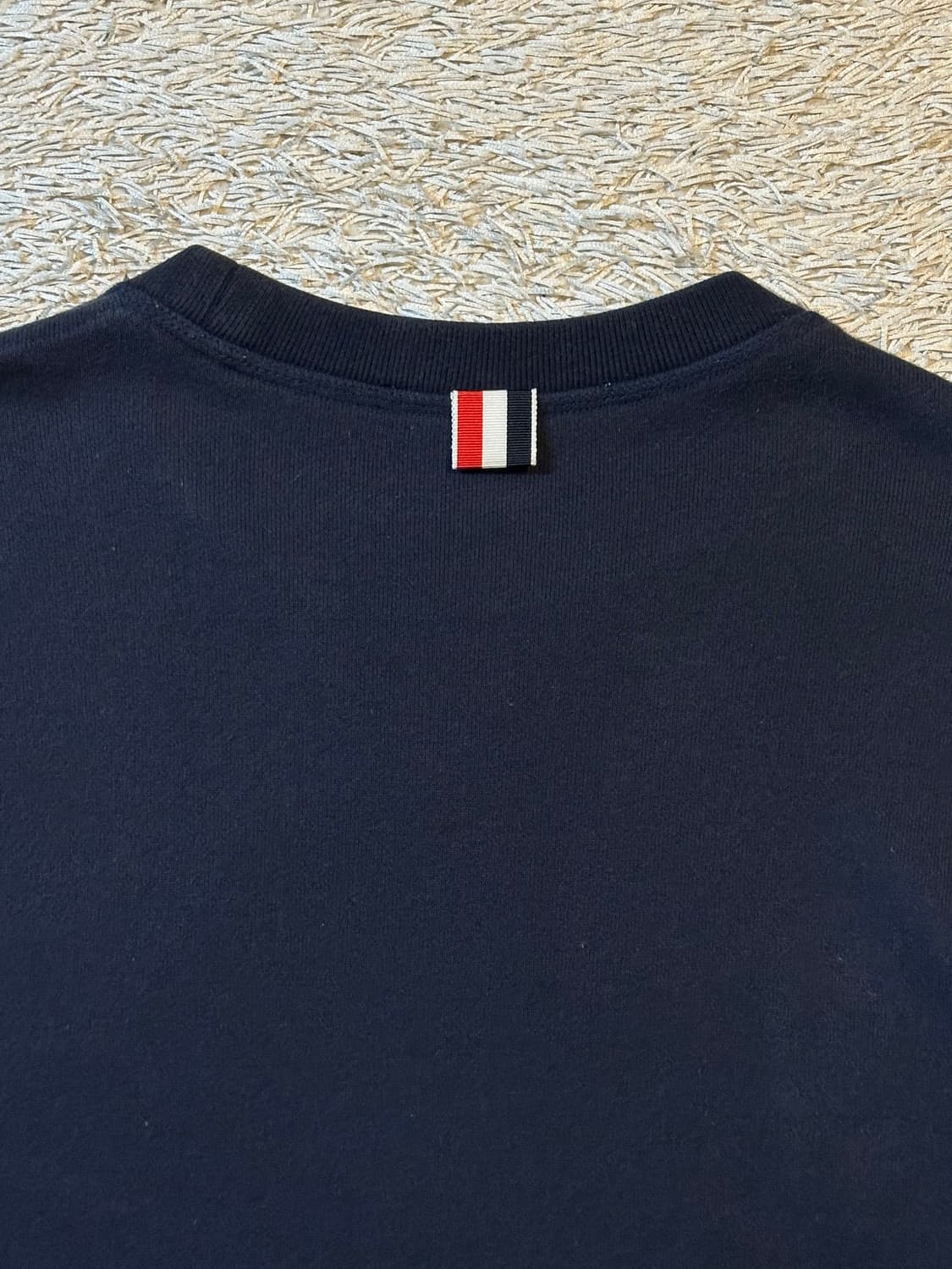 톰브라운 사선완장 클래식 맨투맨 네이비 상품이미지5