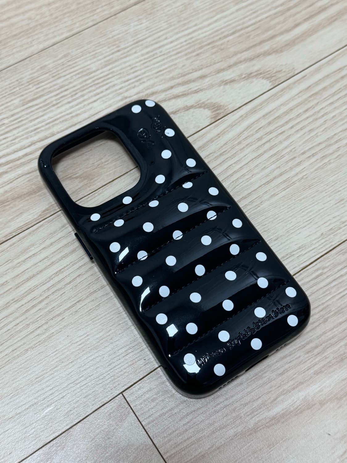 어반소피스티케이션 아이폰 15프로 도트 패딩케이스 상품이미지1