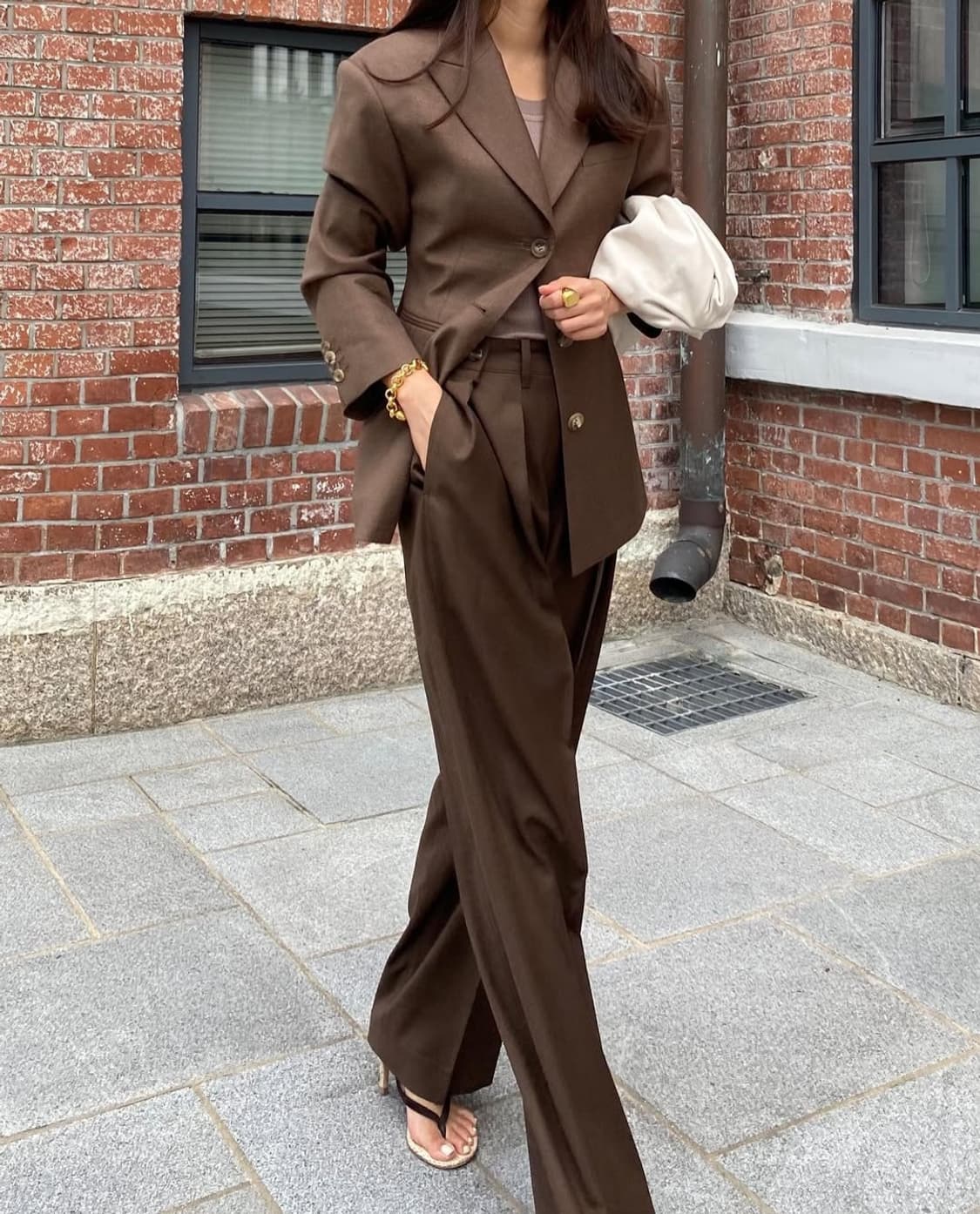 [엘보른] Button-detail Pleated Wool Slacks 상품이미지4