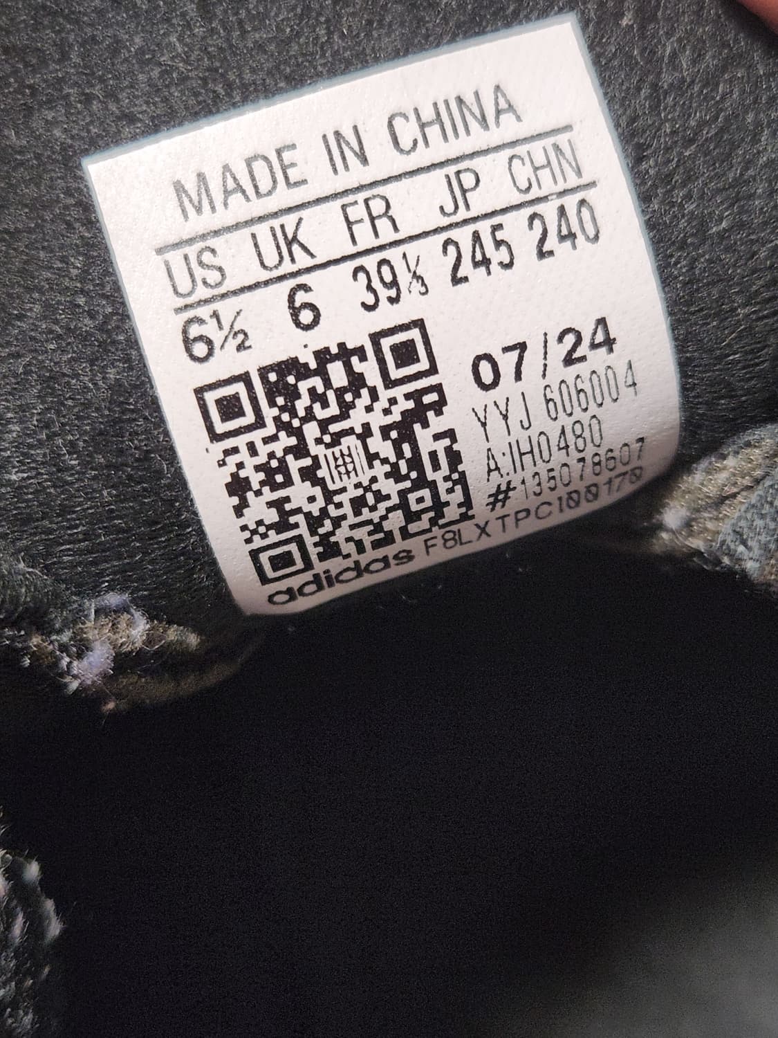 아디다스 운동화 클라이마웜 카본 코어 블랙 러닝화 사이즈245

스웨이드 상품이미지10