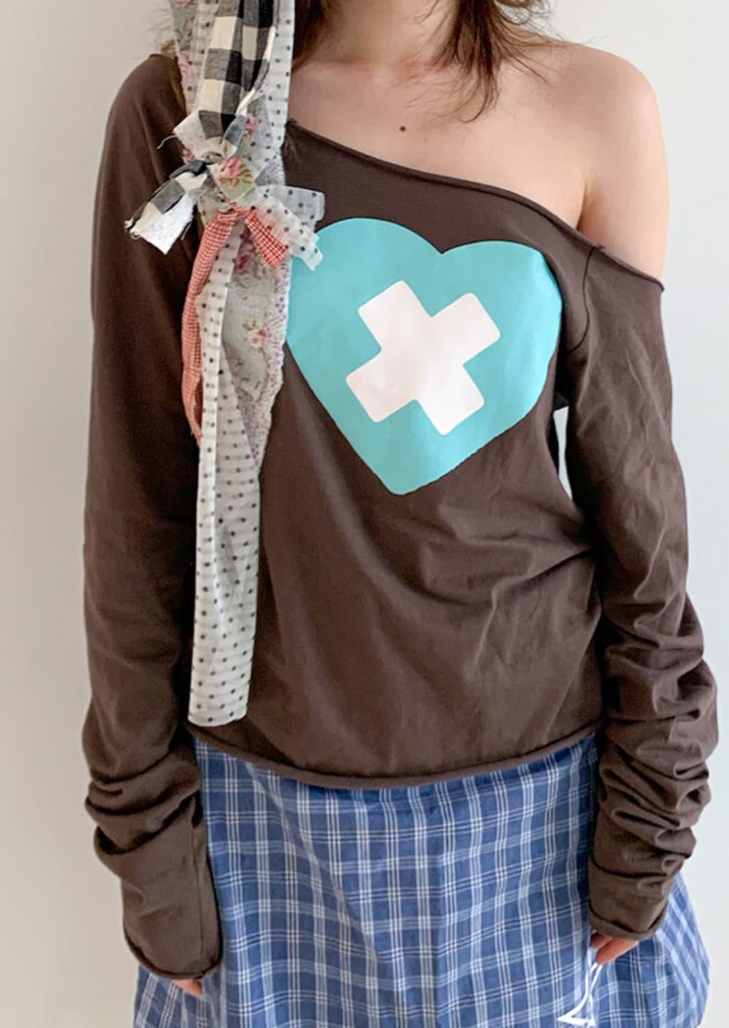 cross heart cut off t-shirt (brown) 상품이미지1