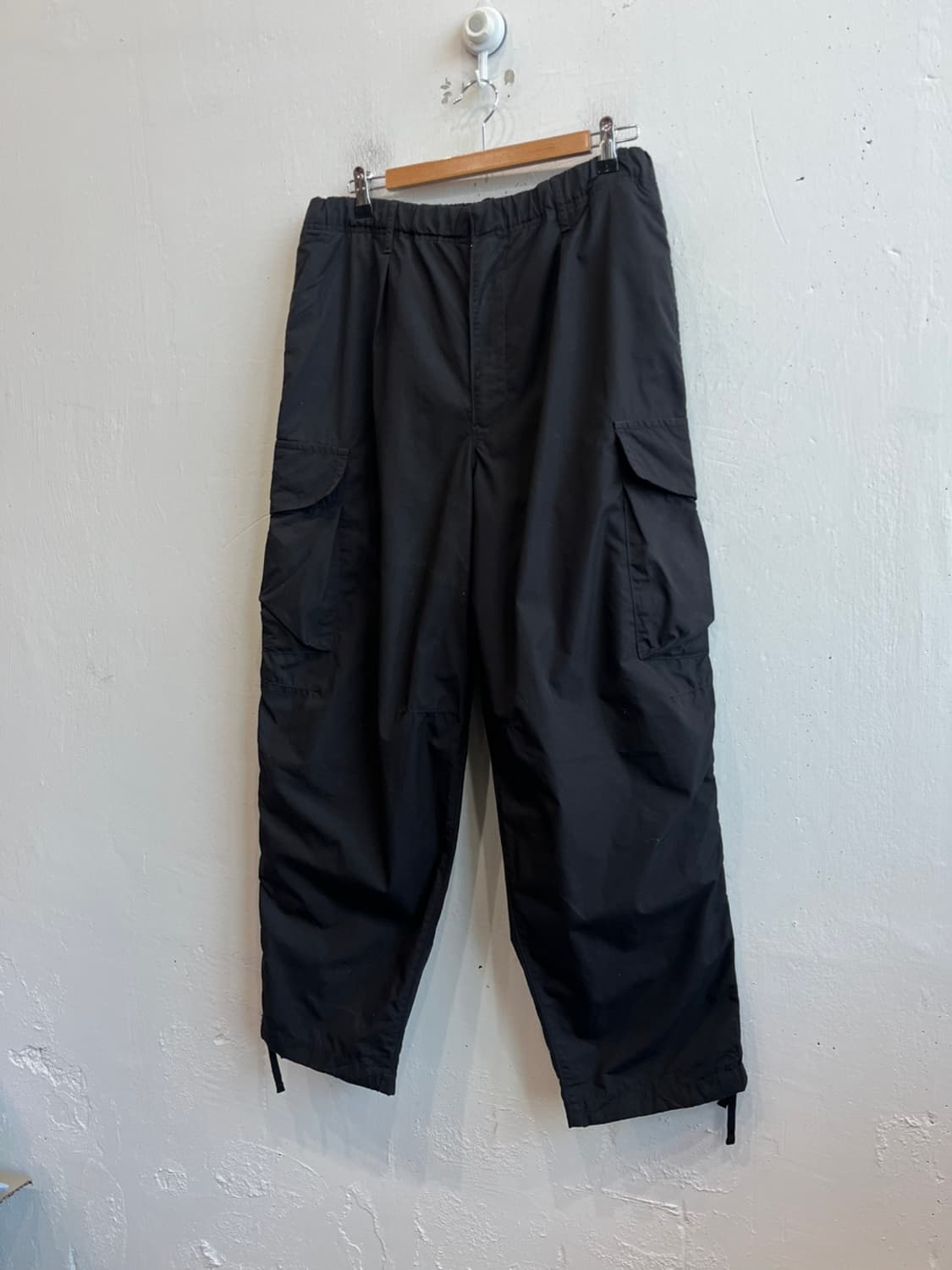 유니클로 U 와이드핏 파라슈트 카고팬츠 블랙  상품이미지1