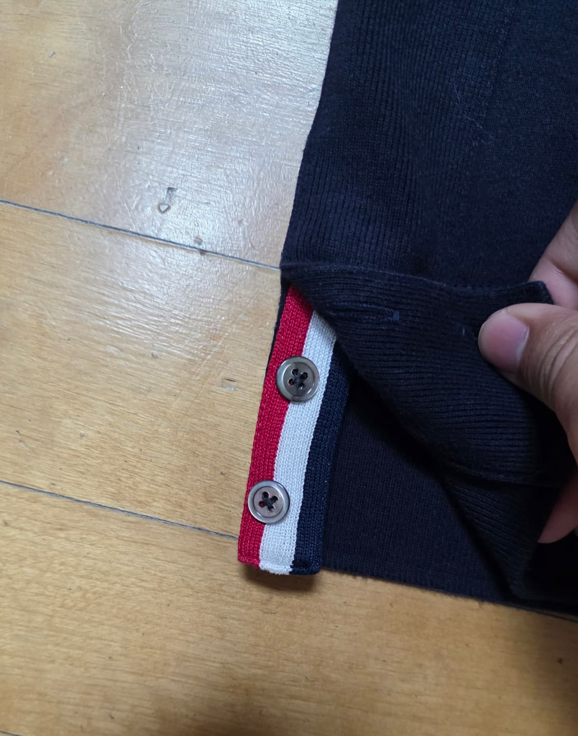 [7,새상품급]톰브라운 사선완장 맨투맨 네이비 상품이미지5