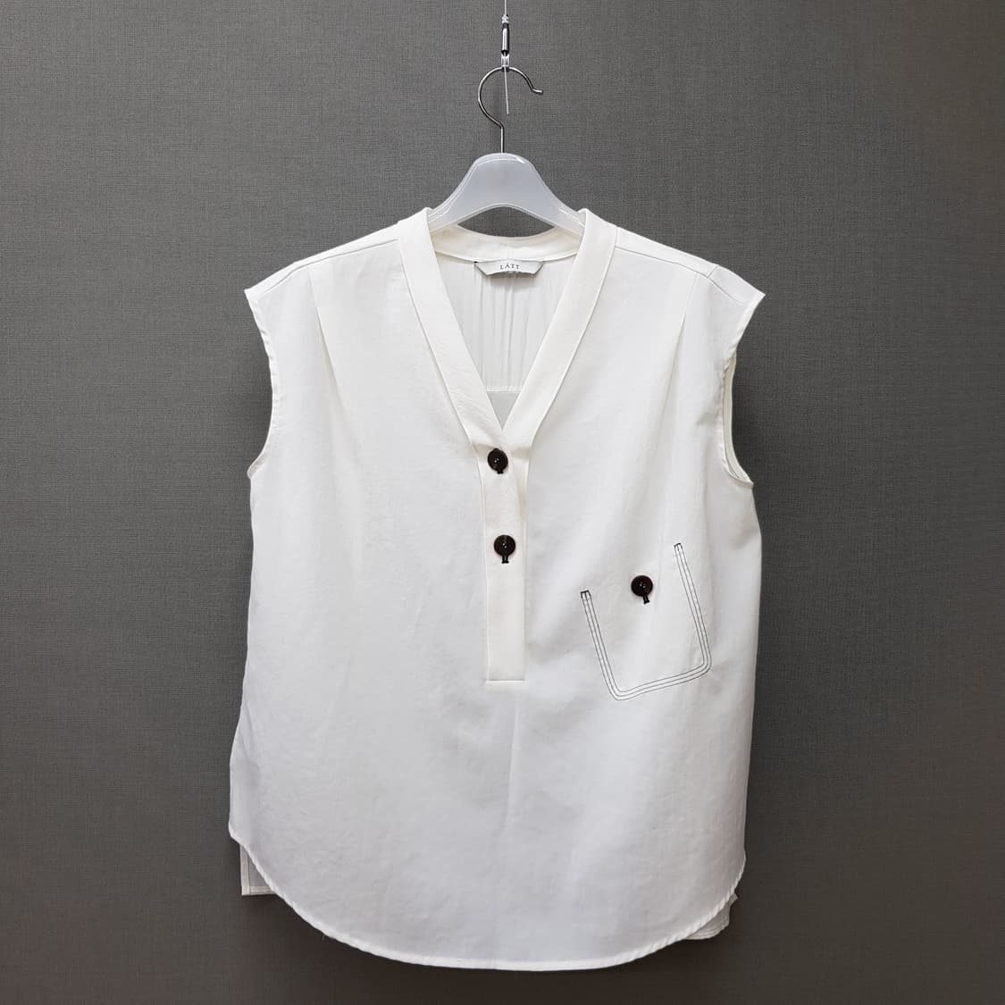 한섬 LATT 2023 브이넥 슬리브리스 블라우스82-94-160사이즈 상품이미지1