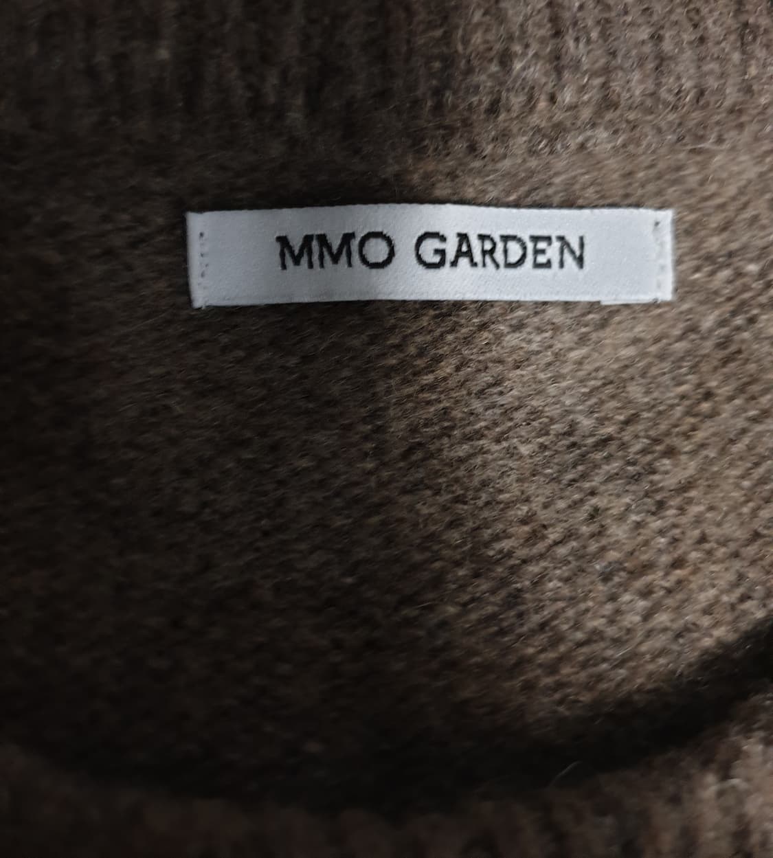 에메모가든 (캐시미어,메리노울 혼방) 에메모라인로고 니트 브라운 (F) 상품이미지3