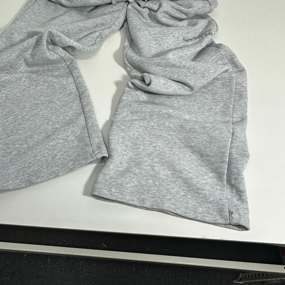 우먼S 뉴발란스 그레이 일자핏 스웻팬츠 상품이미지4