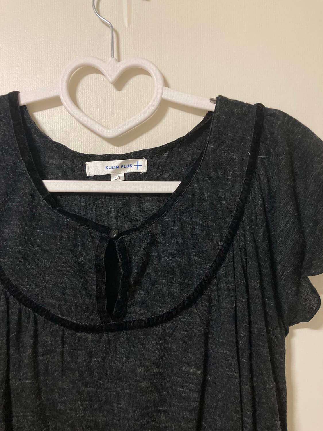 블랙 원단추 반팔 블라우스 상품이미지2