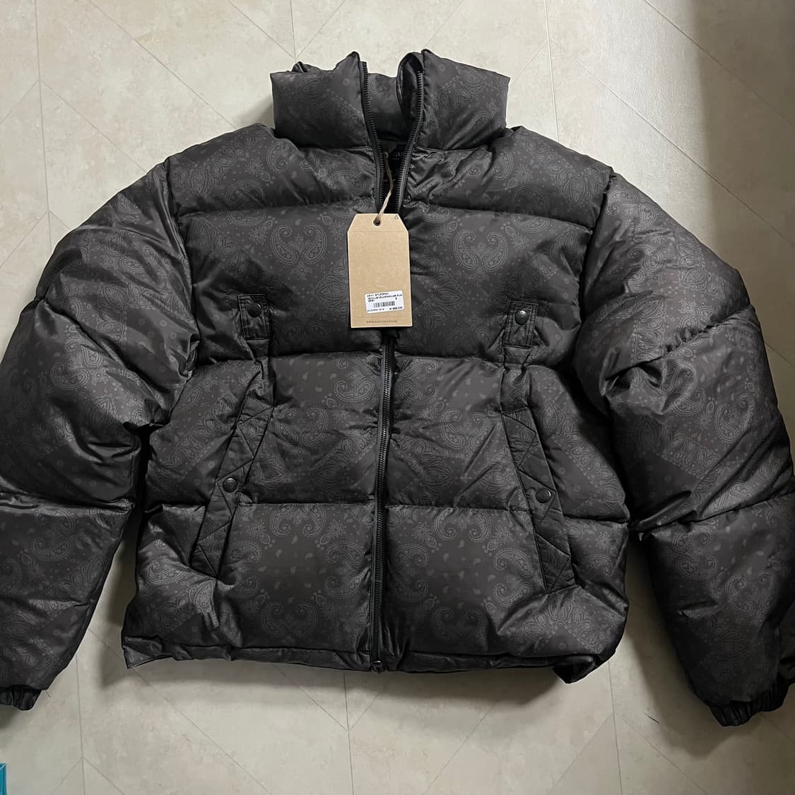 새상품(S)이스트로그 스컬프 플라이트 다운 패딩 페이즐리 상품이미지1