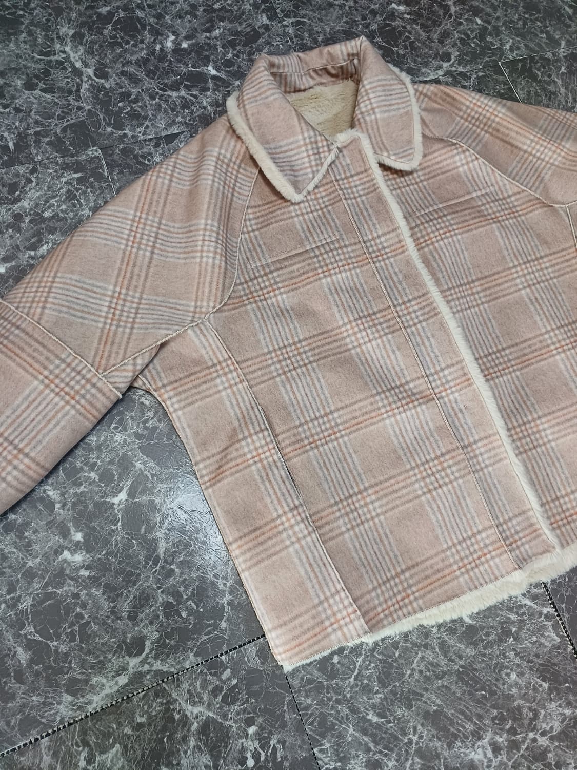 포근한 체크 털자켓 — 겨울 감성 데일리 아우터
 상품이미지3