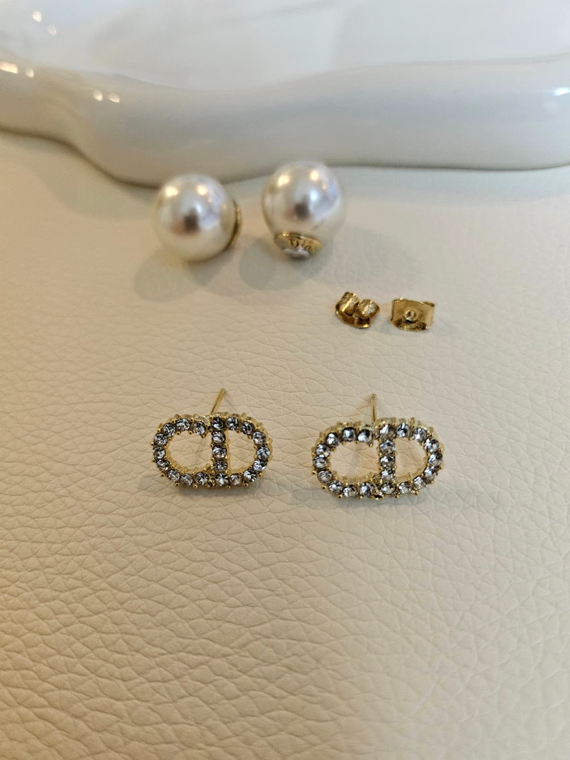 디올 업사이클링 투웨이 골드 진주귀걸이 상품이미지4