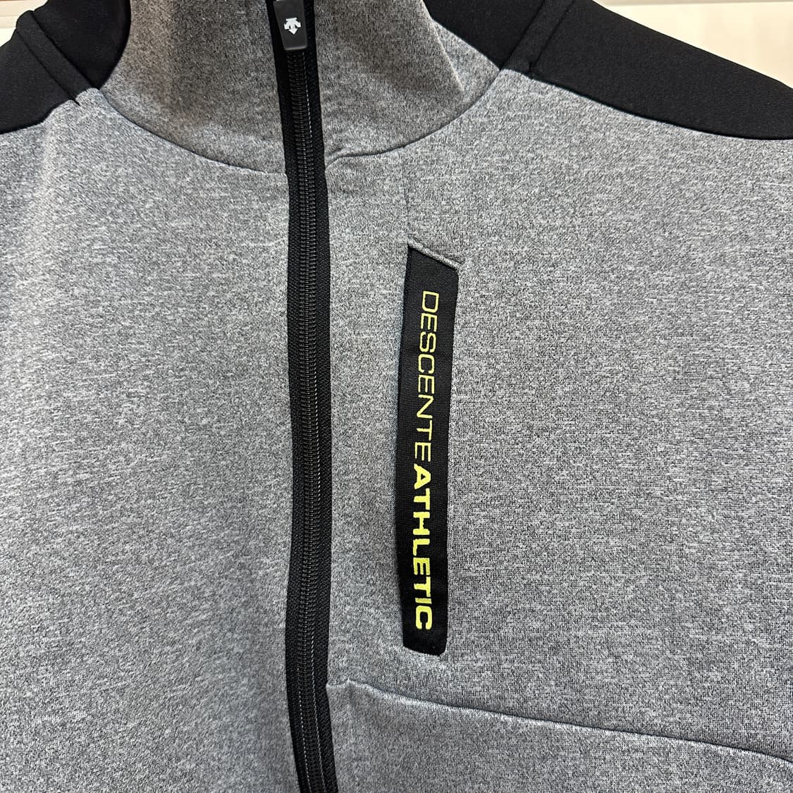 데상트 그레이/블랙 풀집업 자켓 상품이미지5