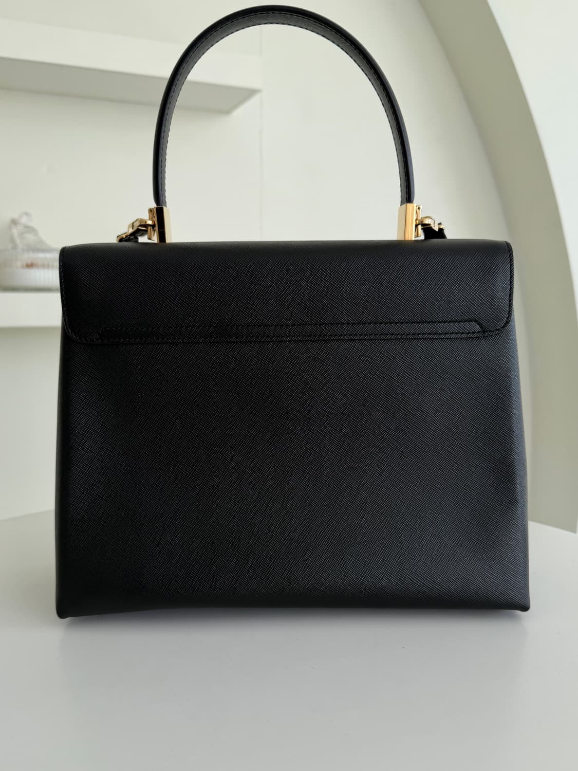 [Ferragamo] Gancini Top Handle Medium 상품이미지8