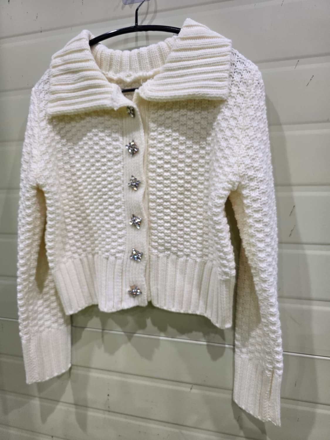 아이보리 니트 가디건 보석 단추 장식 상품이미지3