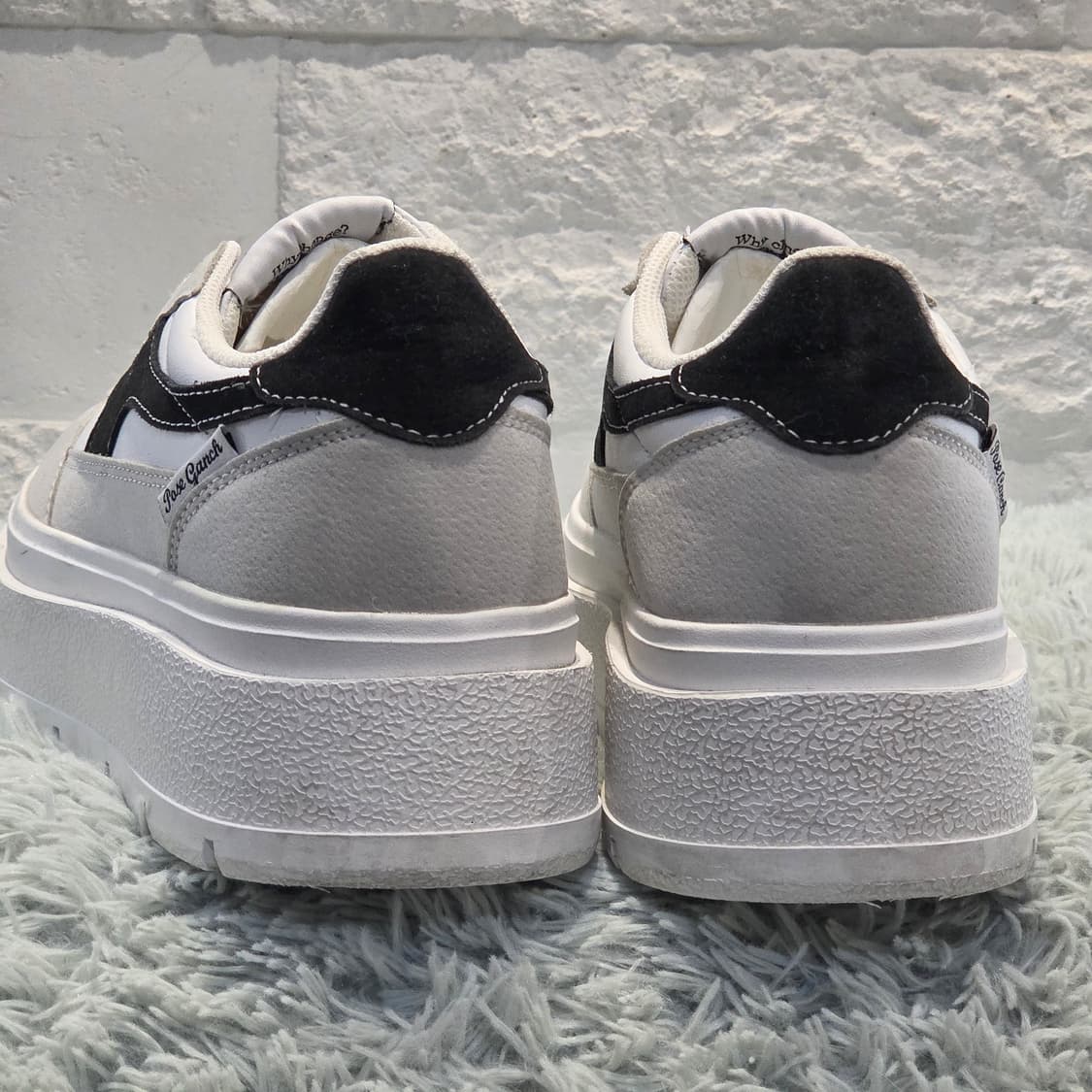 7a-3:포즈 갠치 에코 스웨이드 플랫폼 스니커즈 화이트 블랙 235mm 상품이미지3