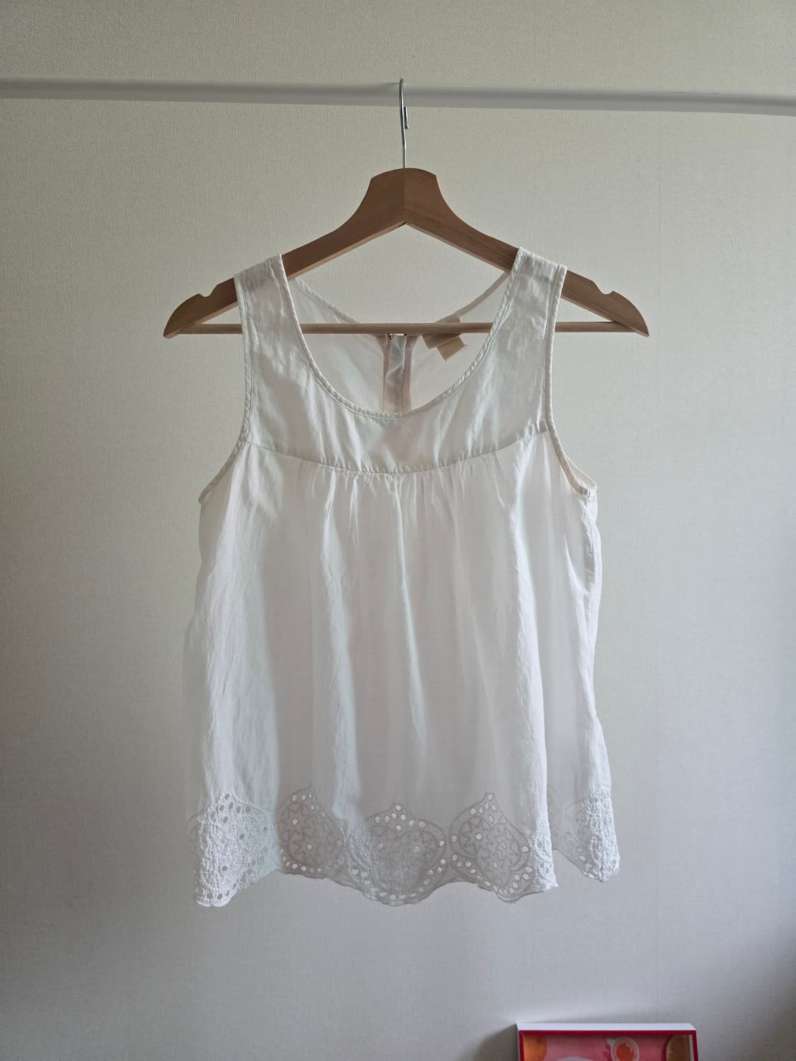 H&M Organic Cotton 자수 펀칭 슬리브리스 블라우스 상품이미지8
