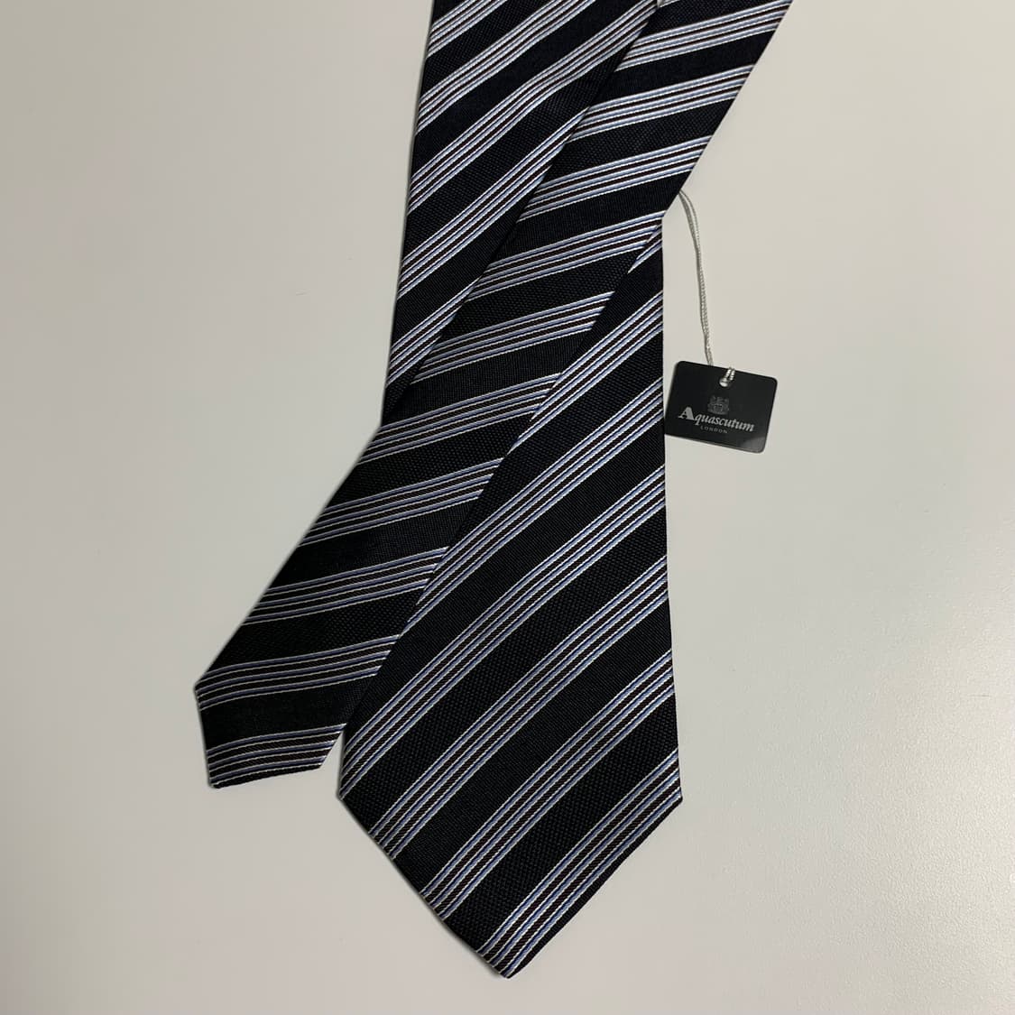 아큐아스큐텀 스트라이프 블랙 명품넥타이 100실크 택 달린 미품 S등급 상품이미지3
