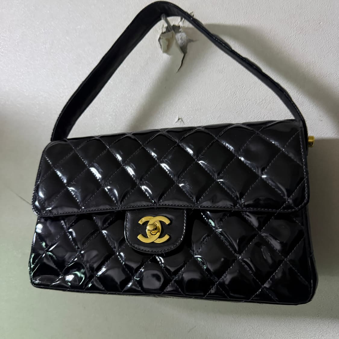 샤넬 블랙 페이던트 퀼팅 CC 양면 숄더백 상품이미지1