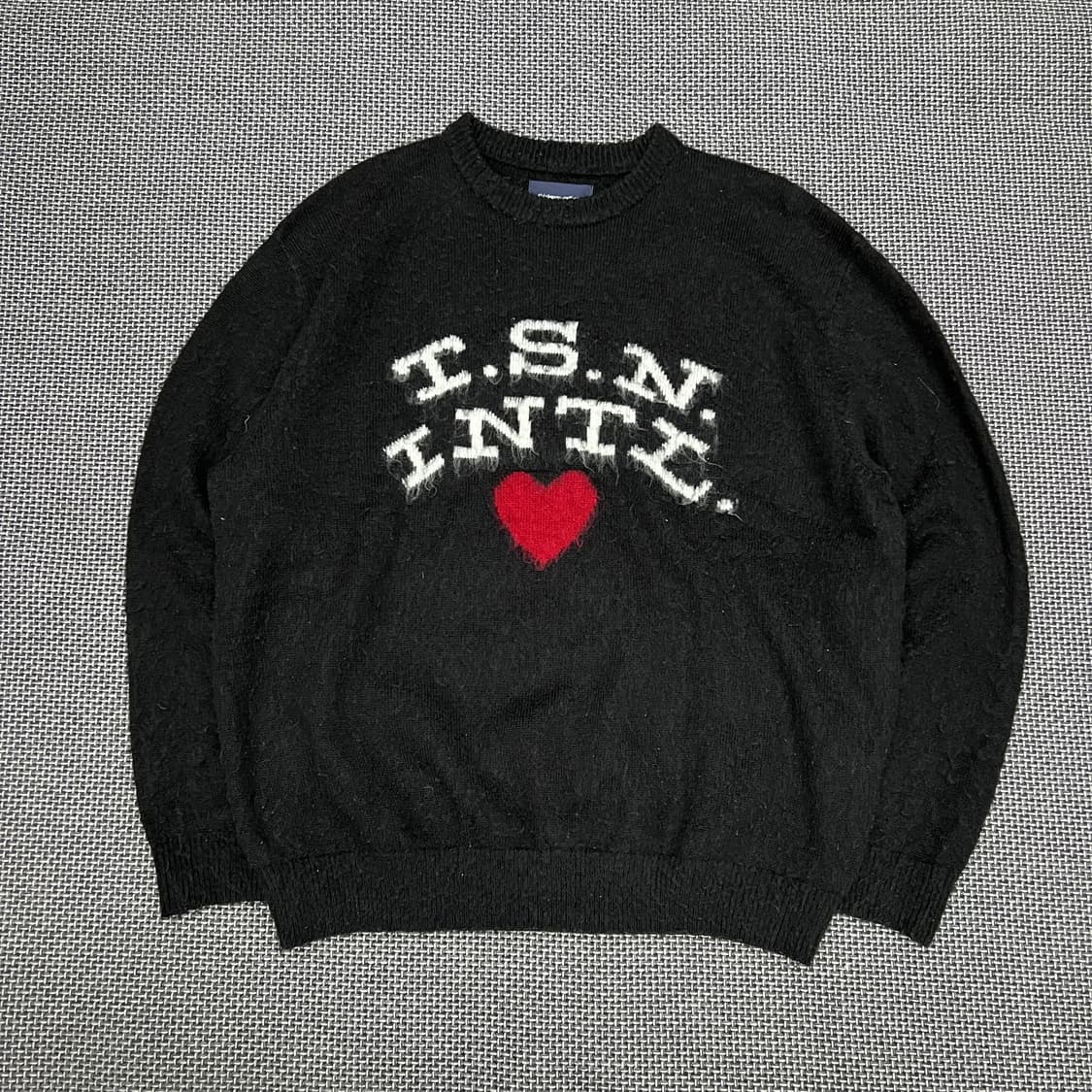 착샷O 디스이즈네버댓 헤어리 레터링 니트 상품이미지1