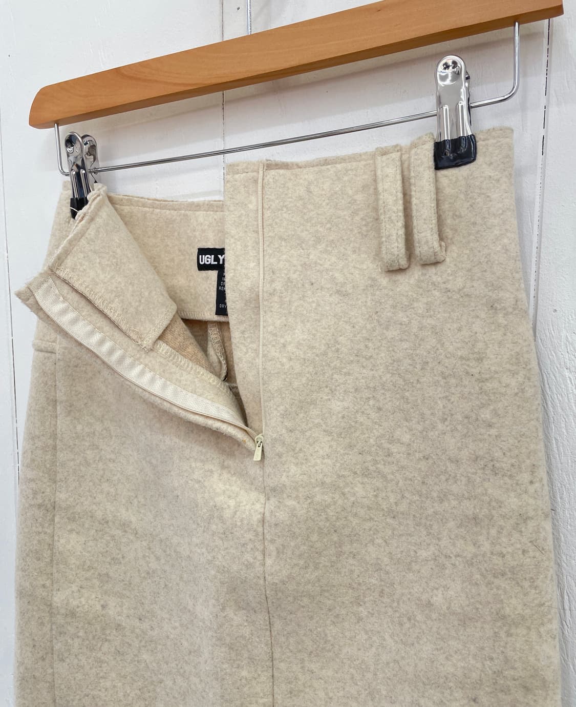 어글리쉐도우(UGLYSHADOW) 백포켓 뒷트임 롱 스커트 오트밀 상품이미지4