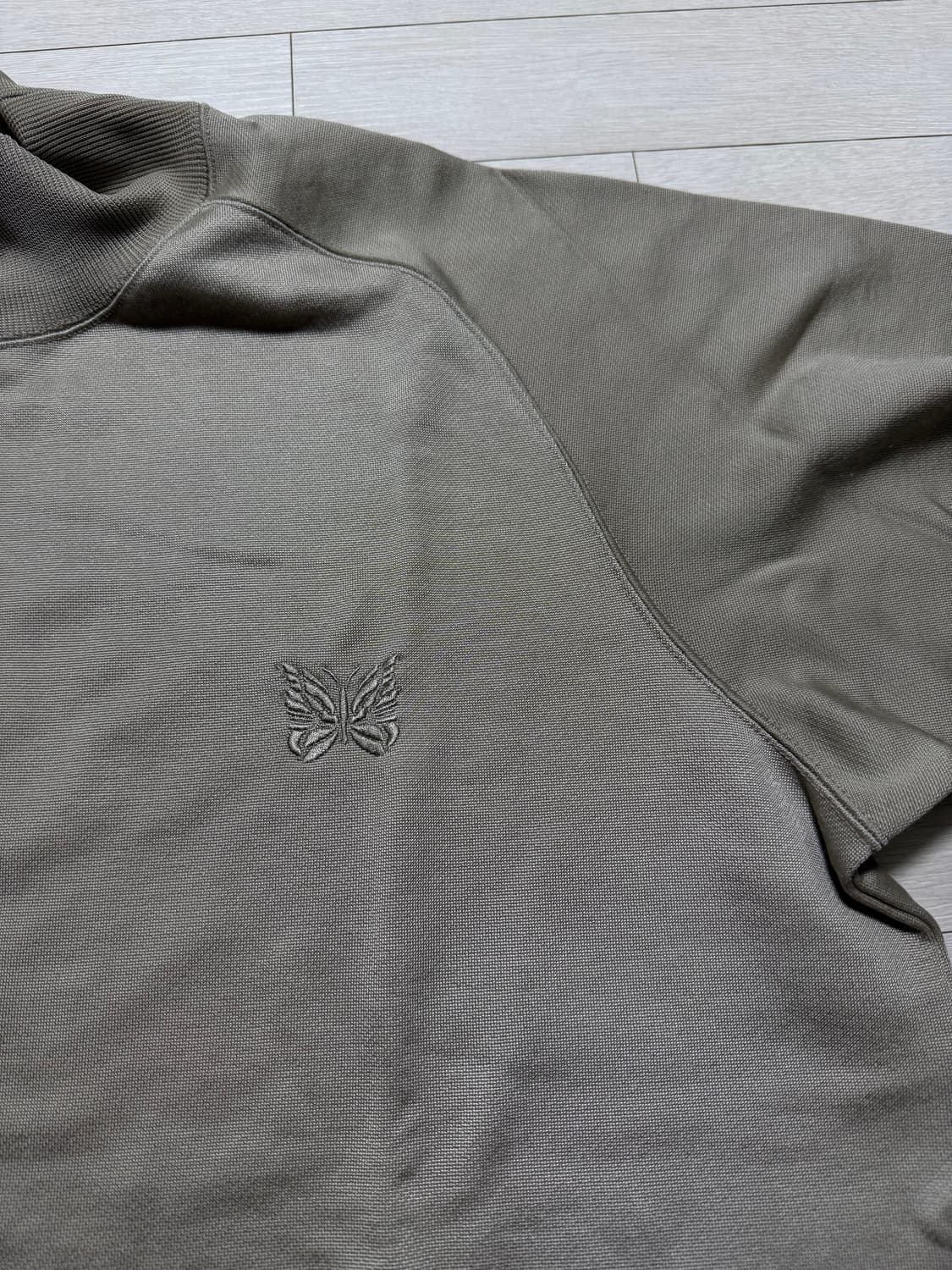 니들스 베이지 나그랑 맨투맨 상품이미지4