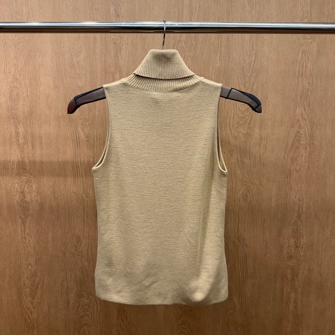 블루조인트 슬리브리스 니트 터틀넥 민소매 탑 슬림핏 베이지 상품이미지3