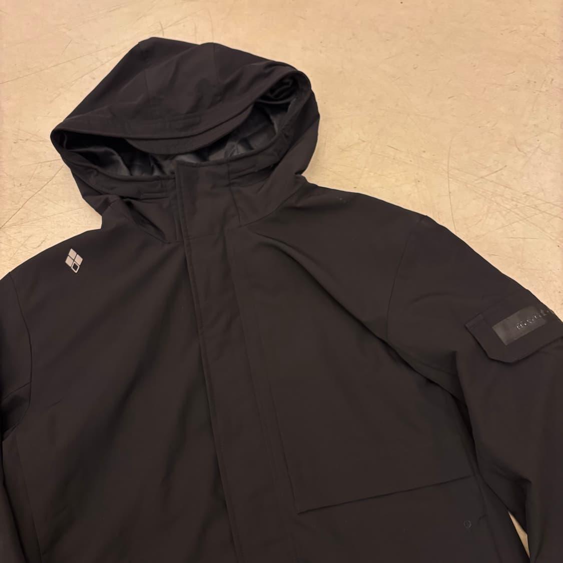 몽벨 숄더로고 블랙 바람막이 상품이미지2