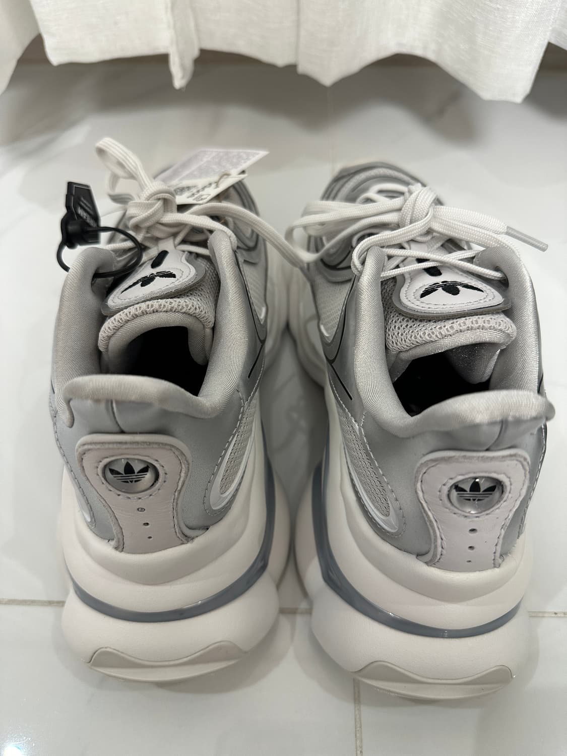 (새제품) 아디다스 오즈베누즈 Ozvenuz 실버 메탈릭 235 상품이미지2