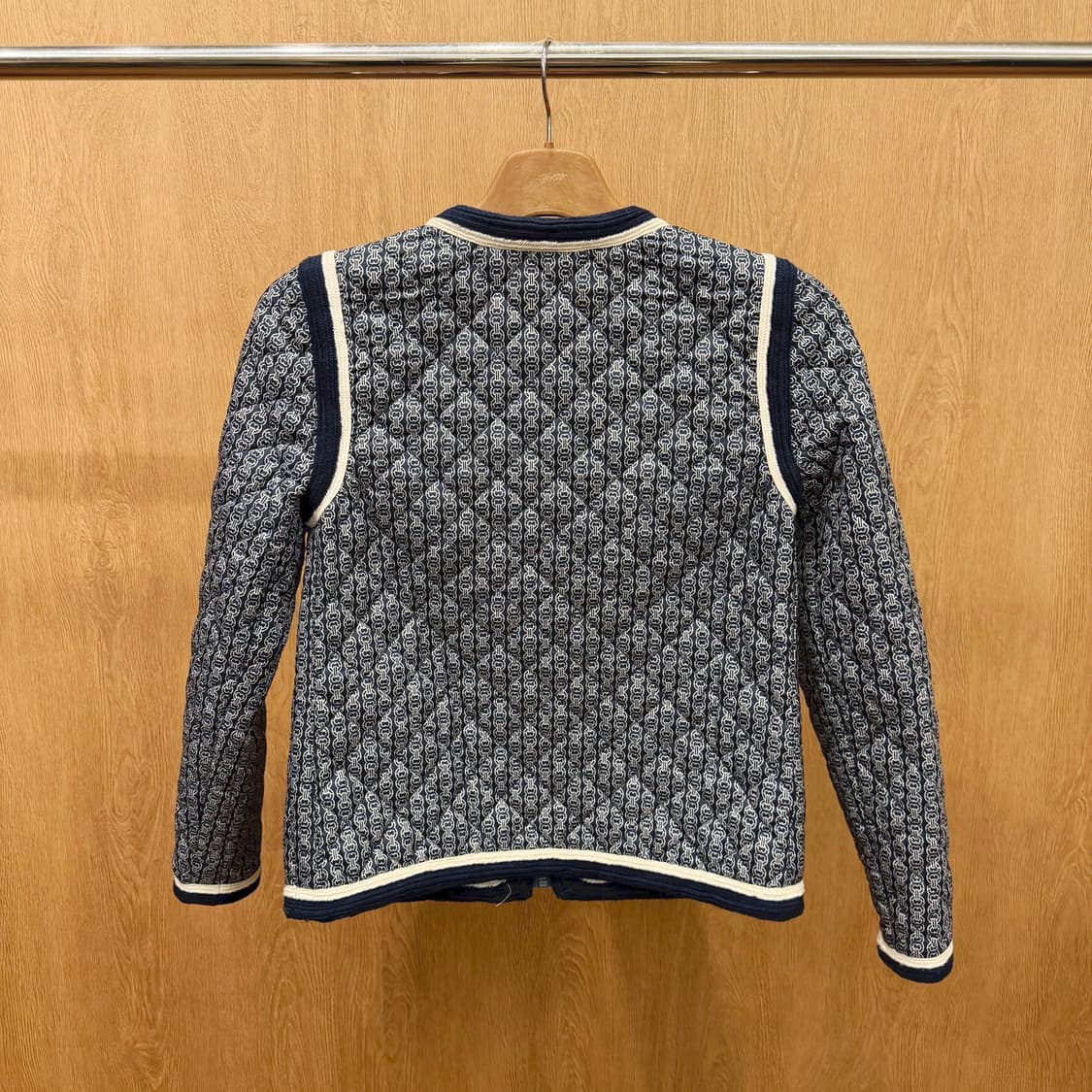 토리버치 리버시블 퀄팅 숏패딩 체인 패턴 더블 포켓 디테일 네이비 상품이미지3